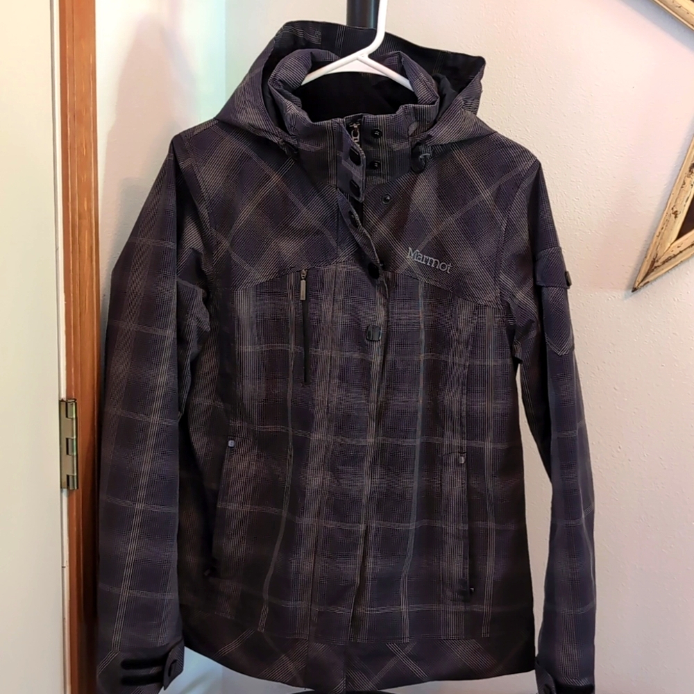 Marmot women's medium ski jacket, nicely insulated in black plaid